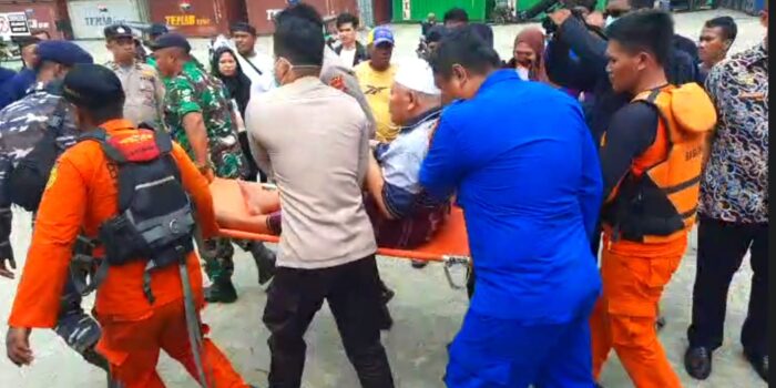 Puluhan Penumpang Kapal Terjebak di Laut Dievakuasi ke Pelabuhan Gorontalo
