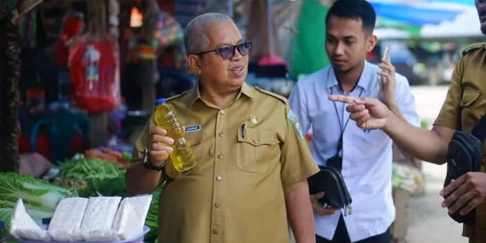 Pemda Bolmut Monitoring Harga Sembako di Pasar Boroko