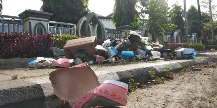 Jorok! Sampah Menumpuk Depan Masjid Baiturahman