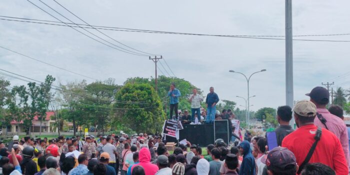 Ribuan Massa KUD Dharma Tani Lakukan Aksi Demonstrasi
