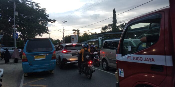 Pengunjung Pasar Sore di Tenilo Membludak, Lalu Lintas Macet Parah