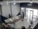 Aksi Pria Bawa Kabur Sejumlah Handpone di Gorontalo Terekam CCTV