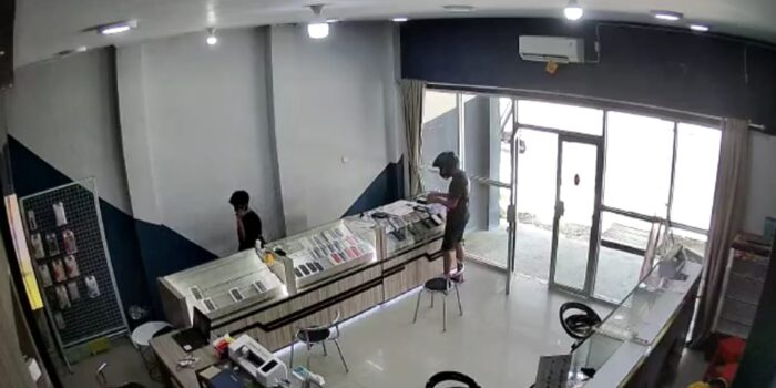 Aksi Pria Bawa Kabur Sejumlah Handpone di Gorontalo Terekam CCTV