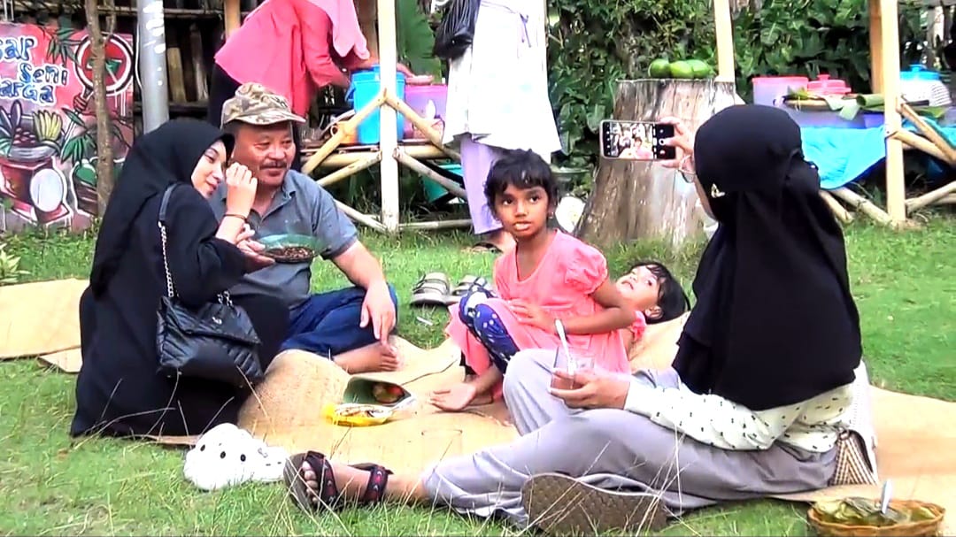Pengunjung Pasar Ambuwa