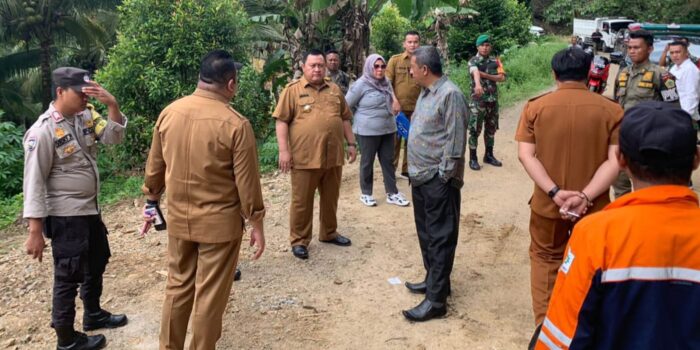 Hendriwan Cek Kondisi Longsor Tutup Akses Jalan Paguyaman Pantai