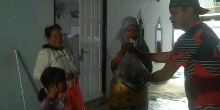 Diterjang Banjir, Warga Kelurahan Hunggaluwa Terpaksa Mengungsi di Masjid