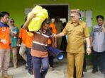 Pemkab Gorut Salurkan Bantuan Kepada 107 Warga Korban Banjir