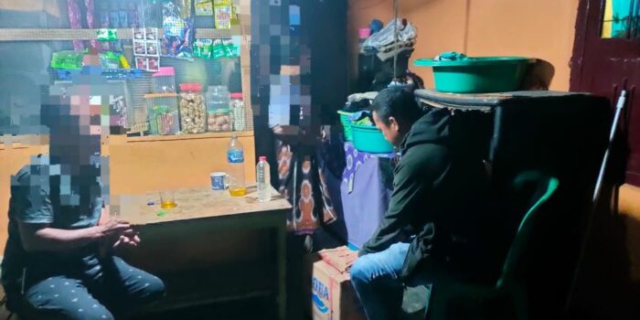 Polsek Kota Barat Sita Miras Cap Tikus dari Sejumlah Warung