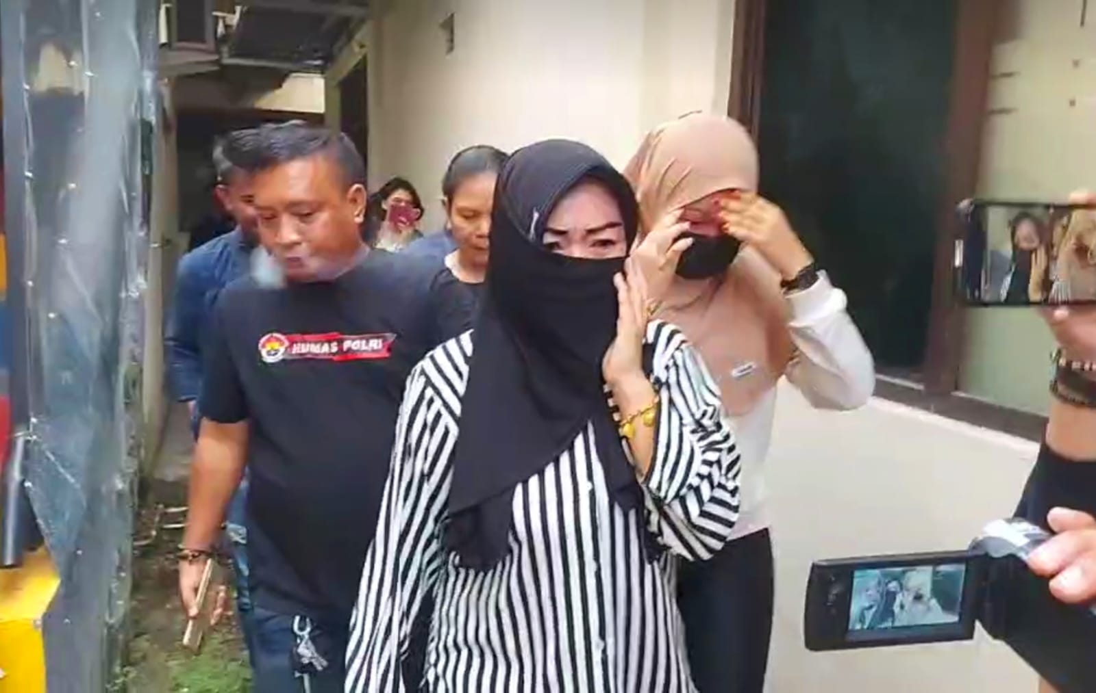 Ibu dan Anak Curi Emas