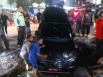 Mobil Dinas Pemerintah di Gorontalo Terperosok ke dalam Saluran
