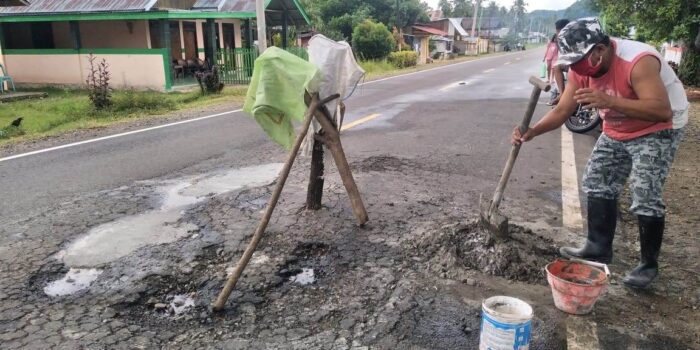 Warga Pohuwato Patungan Tambal Jalan Trans Sulawesi yang Rusak
