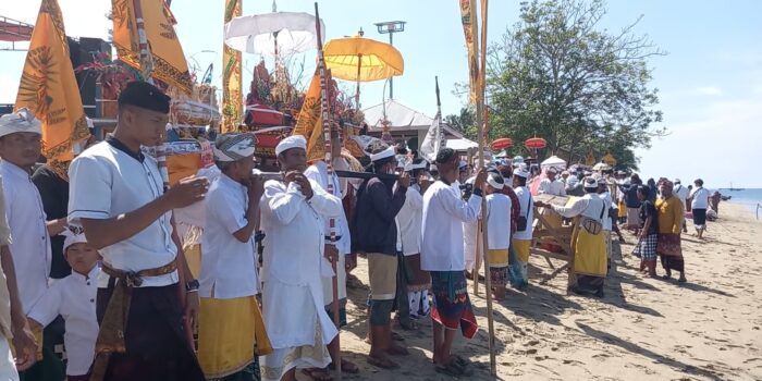 Jalin Kerukunan, Umat Muslim Kawal Umat Hindu di Boalemo Gelar Upacara Melasti