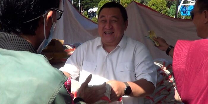 PJ Bupati Boalemo Layani Warga yang Berbelanja di Pasar Murah
