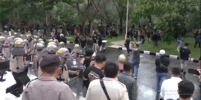 Demo Ricuh di Gorontalo: Sejumlah Mahasiswa Ditangkap, 2 Polisi Luka-luka
