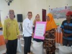 Warga Kecamatan Anggrek Terima Bantuan Pangan