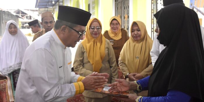 Wali Kota Gorontalo Serahkan Santunan Ramadan ke Panti Asuhan