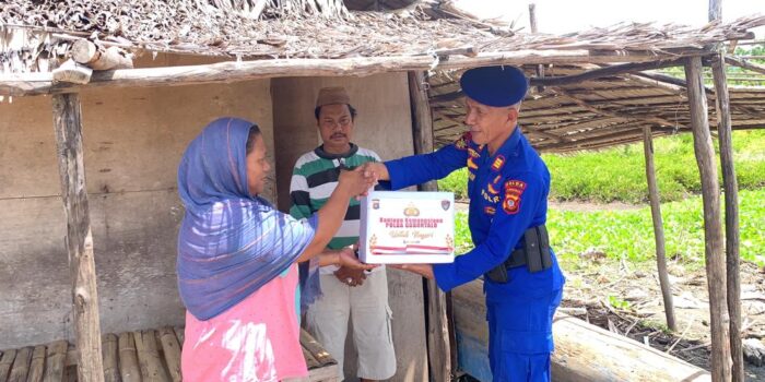 Berkah Ramadan, Polairud Polda Gorontalo Bagi-bagi Sembako ke Nelayan