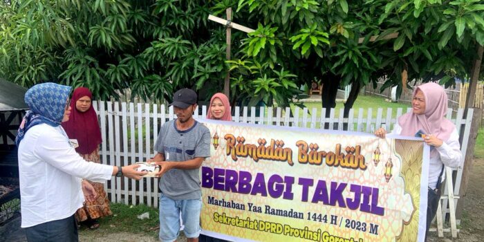 Sekretariat Deprov Gorontalo Bagi-bagi Takjil Buka Puasa