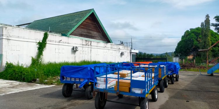 Pengiriman batuan milik PT Puncak Emas Tani Sejahtera (PETS) melalui bandar udara Djalaludin Gorontalo/Humas PGP