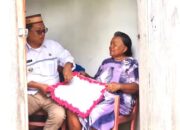 Bupati Gorut Beli Keset Kaki ke Pengrajin Lansia