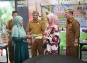 Bupati Bersama Ketua Tim PKK Gorut Serahkan Bantuan Bibit Sayur dan Buah
