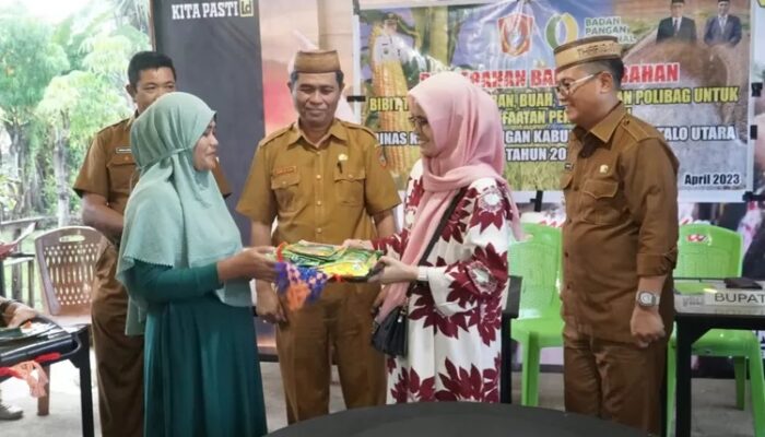 Bupati Bersama Ketua Tim PKK Gorut Serahkan Bantuan Bibit Sayur dan Buah