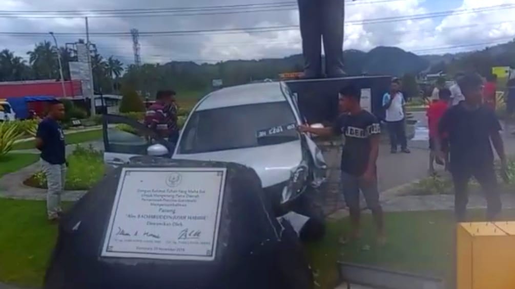 Mobil Tabrak Patung Habibie
