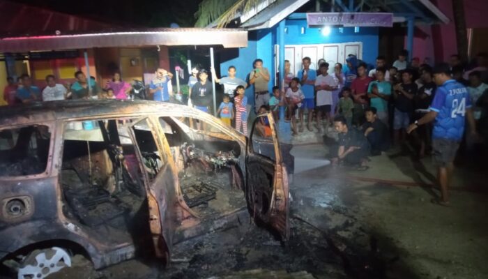 Mobil Ditumpangi Sekeluarga Terbakar Usai Tabrak Depot BBM di Gorontalo