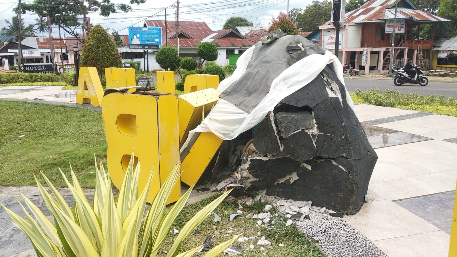 Tabrak Patung Habibie