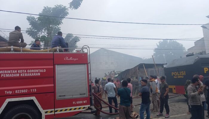 15 Jam Berjibaku, Petugas Gabungan Berhasil Padamkan Kebakaran Gudang Toko di Gorontalo