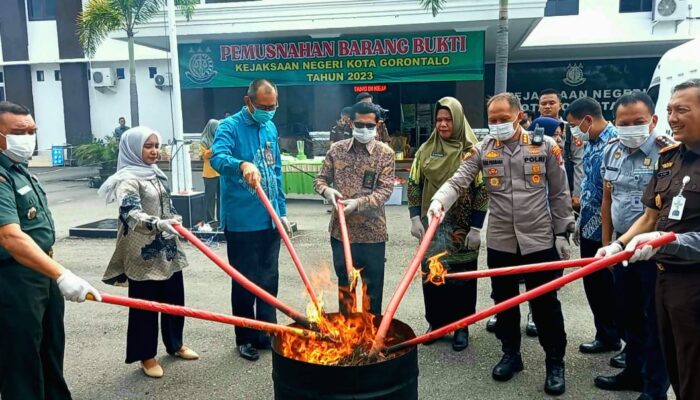 Kejari Kota Gorontalo Musnahkan Barang Bukti 62 Perkara Pidana