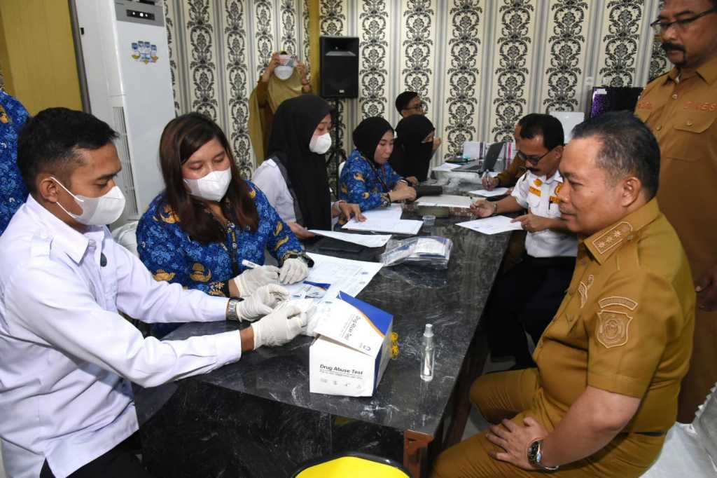 Pejabat Tes Urine