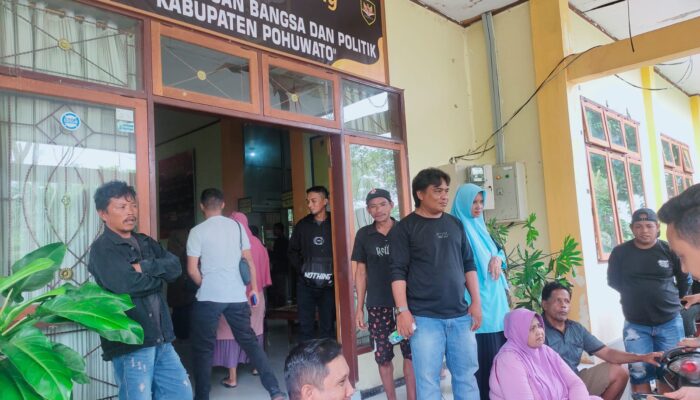 Ratusan Penambang Emas Geruduk Kantor Kesbangpol Pohuwato