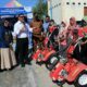 Bupati Bone Bolango, Hamim Pou didampingi TP. PKK Bone Bolango, Lolly Pou Junus menyerahkan bantuan alat dan mesin pertanian kepada tiga Kelompok Wanita Tani. Foto: Prokopim