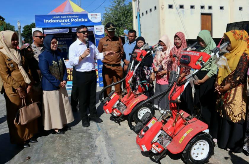 Bupati Bone Bolango, Hamim Pou didampingi TP. PKK Bone Bolango, Lolly Pou Junus menyerahkan bantuan alat dan mesin pertanian kepada tiga Kelompok Wanita Tani. Foto: Prokopim
