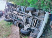 Mobil Bermuatan Traktor Terbalik di Hutan Lindung Pohuwato
