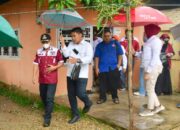 Meski Diguyur Hujan, Bupati Pohuwato Kunjungi Warganya yang Sakit