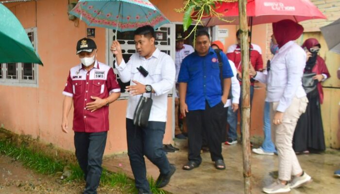 Meski Diguyur Hujan, Bupati Pohuwato Kunjungi Warganya yang Sakit