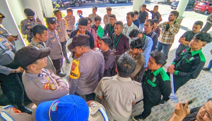 Demo di DPRD Kabgor, Massa Aksi dan Polisi Terlibat Saling Dorong