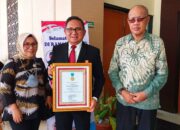 Marten Taha Raih Penghargaan Tokoh Penggerak Koperasi Tingkat Madya