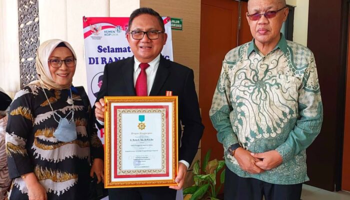 Marten Taha Raih Penghargaan Tokoh Penggerak Koperasi Tingkat Madya