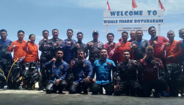 Pengibaran Bendera Merah Putih di Bawah Laut Botubarani Sukses Dilaksanakan