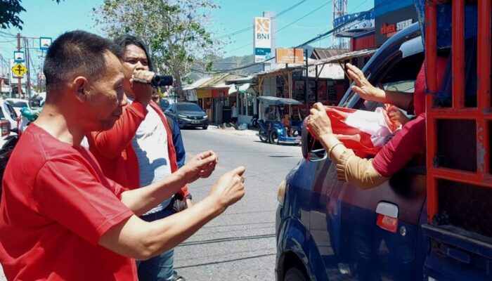 Seorang Warga Gorontalo Bagikan Bendera Merah Putih Secara Gratis