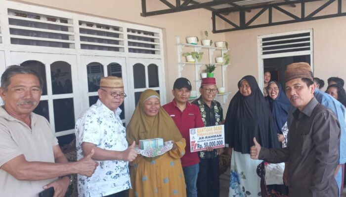 Hamid Kuna Serahkan Bantuan Dana Pembangunan Masjid di Buhu