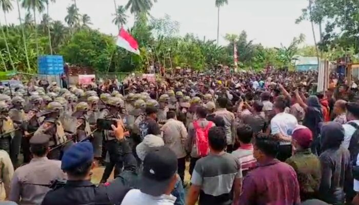 7 Polisi Luka-luka Akibat Kericuhan Demo Tolak PT GM di Bone Raya