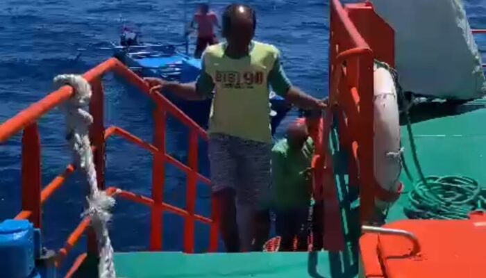 Tim SAR Evakuasi Dua Nelayan Gorut yang Terdampar di Perairan Amurang