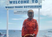 Seorang Perempuan Ikut Kibarkan Bendera di bawah Laut Botubarani