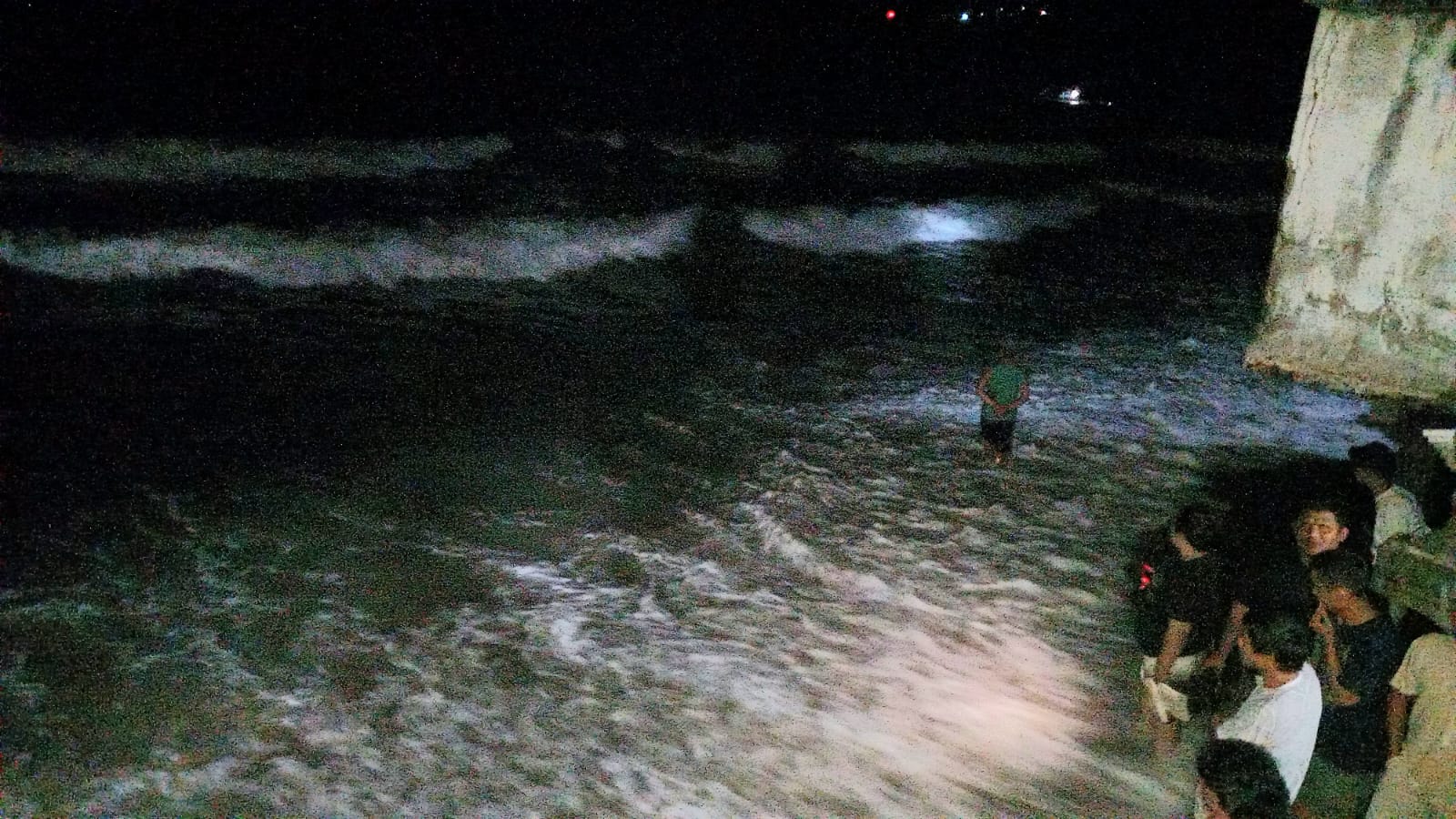 Siswa Terseret Ombak