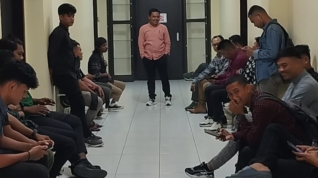 Kuasa Hukum dan keeman orang massa aksi menunggu pemeriksaan di Polda Gorontalo, foto/Herman Abdullah