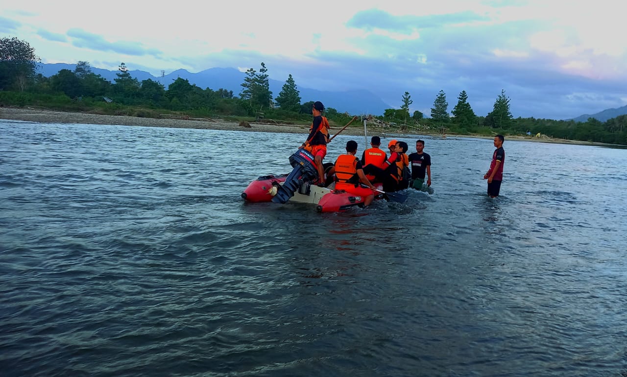 Tim Basarnas Gorontalo saat mencari korban tenggelam di Sungai Bone, Kelurahan Botu, Kecamatan Dumbo Raya, Kota Gorontalo. Foto: Kris/Dulohupa